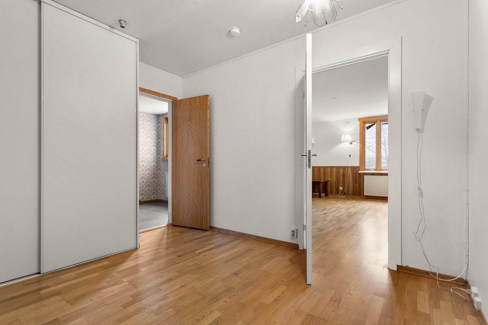 Stor entré med skyvedørsgarderobe Galleribilde