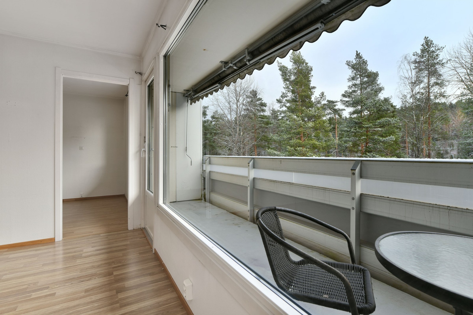 Fra stue er det utgang til romslig balkong - vinduer og balkongdør fra 2003 Galleribilde