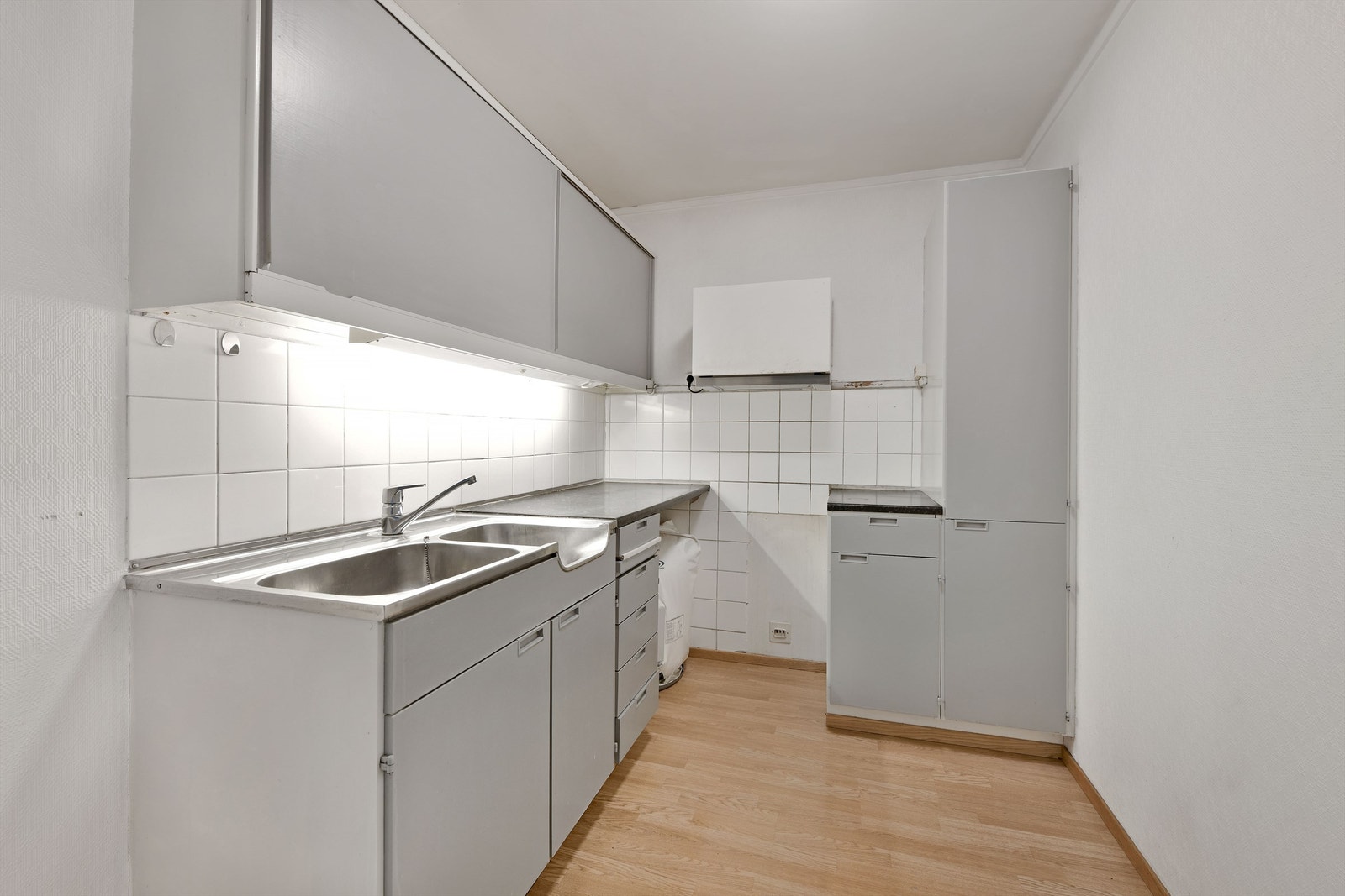 Kjøkken - skap- og benkeplass - laminat benkeplate - varmtvannsbereder fra 2013 på 117 liter Galleribilde