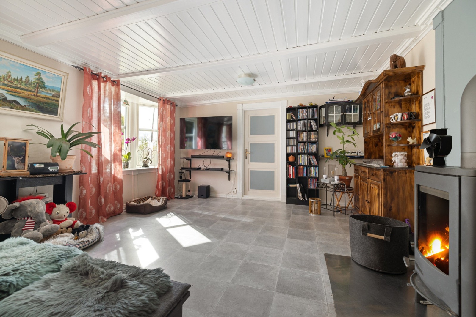 Romslig stue som byr på rikelig med lys. Galleribilde