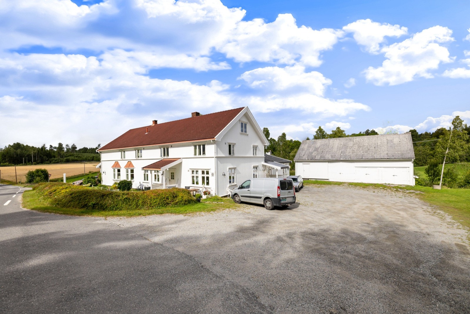 Det finnes også et stort verksted på eiendommen. Galleribilde