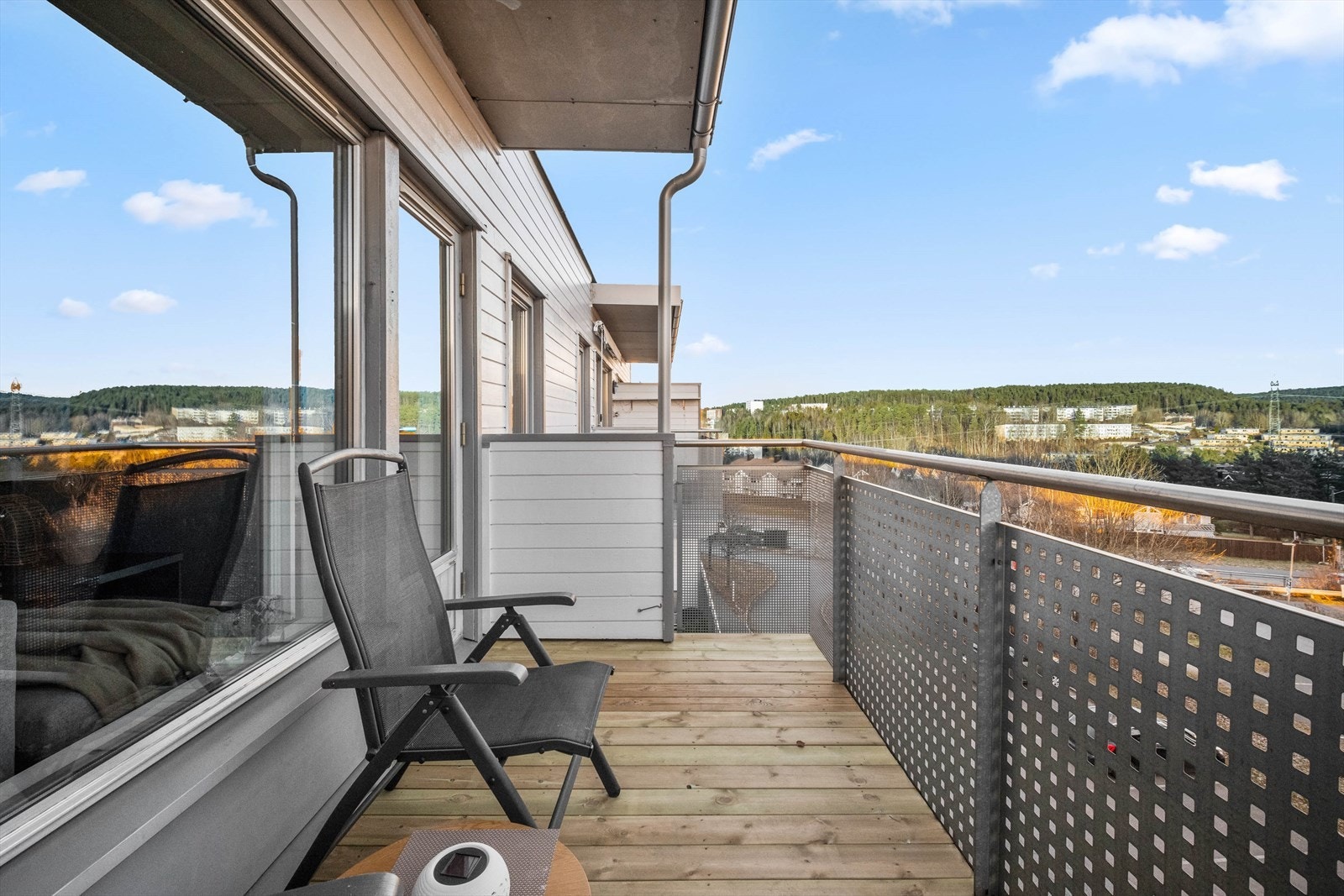 Balkongen er på 6 kvm og byr på god plass til hyggelig utemøblement. Galleribilde