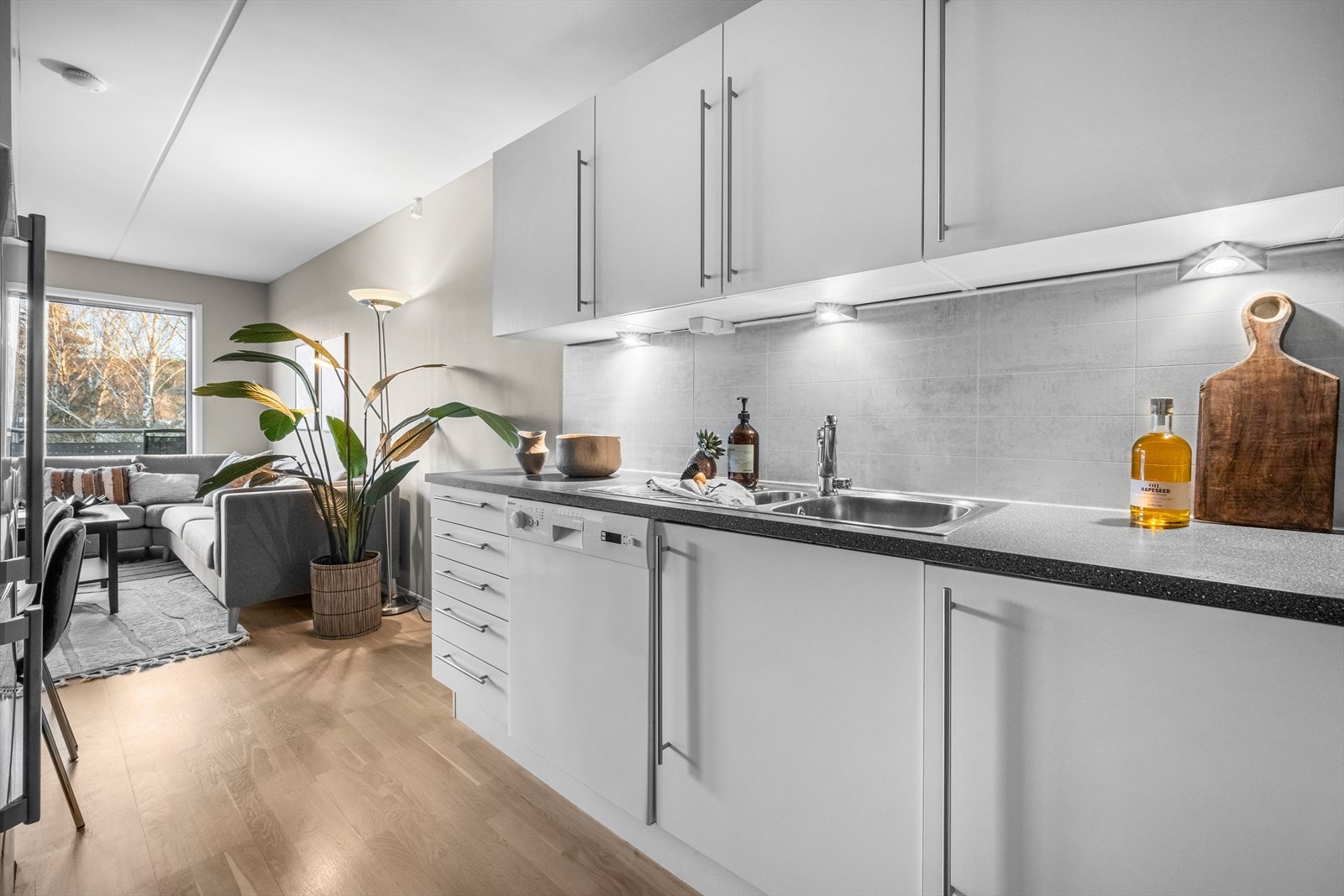 Kjøkkenet er bestående glatte fronter, foliert benkeplate og vannavvisende plater på vegger over benkeplate. Innredning med platetopp, kum med ettgreps blandebatteri, ventilator, kjøl/fryseskap, ovn og oppvaskmaskin. Galleribilde