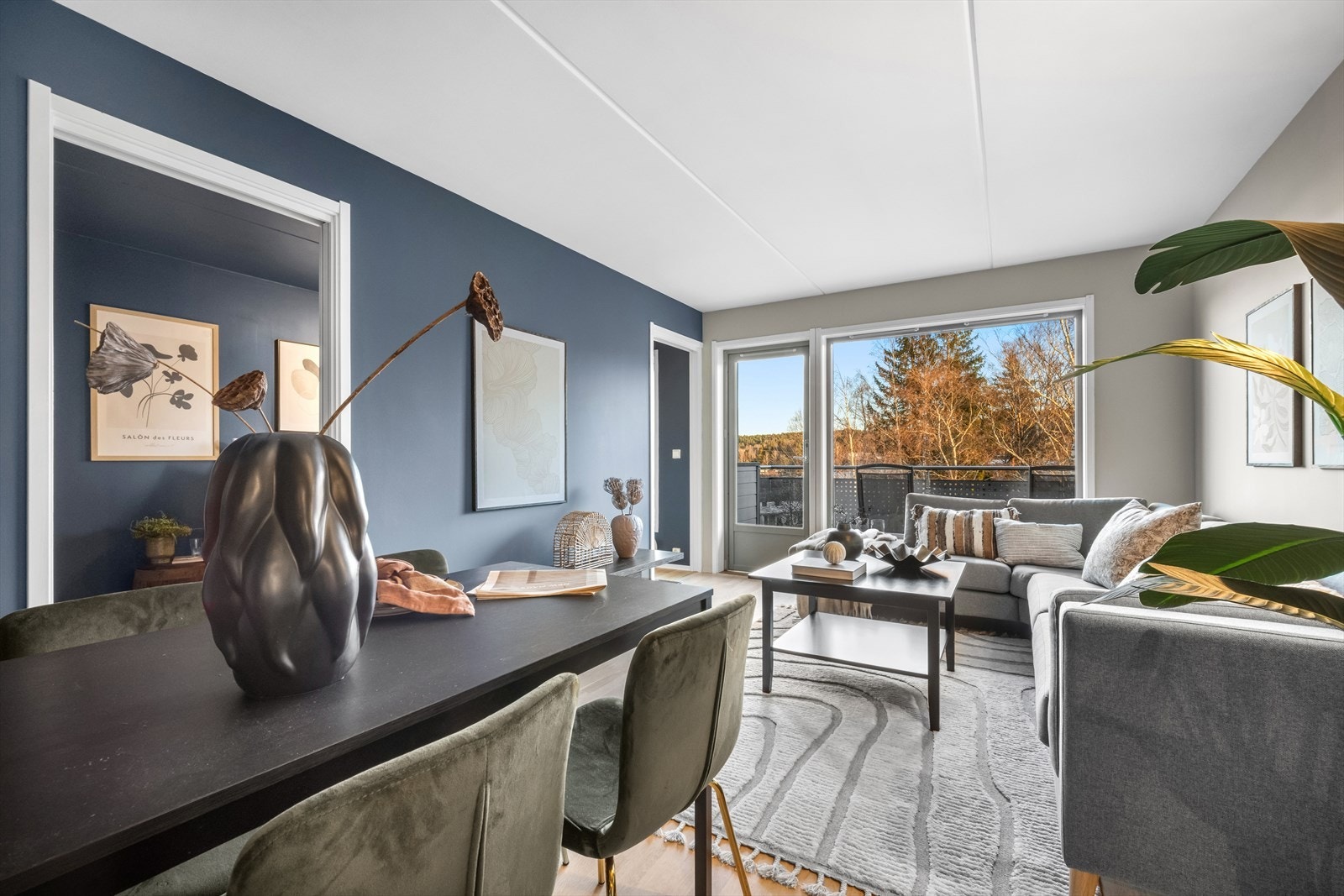 Overflatene er malt i behagelige og tidsriktige farger. Galleribilde