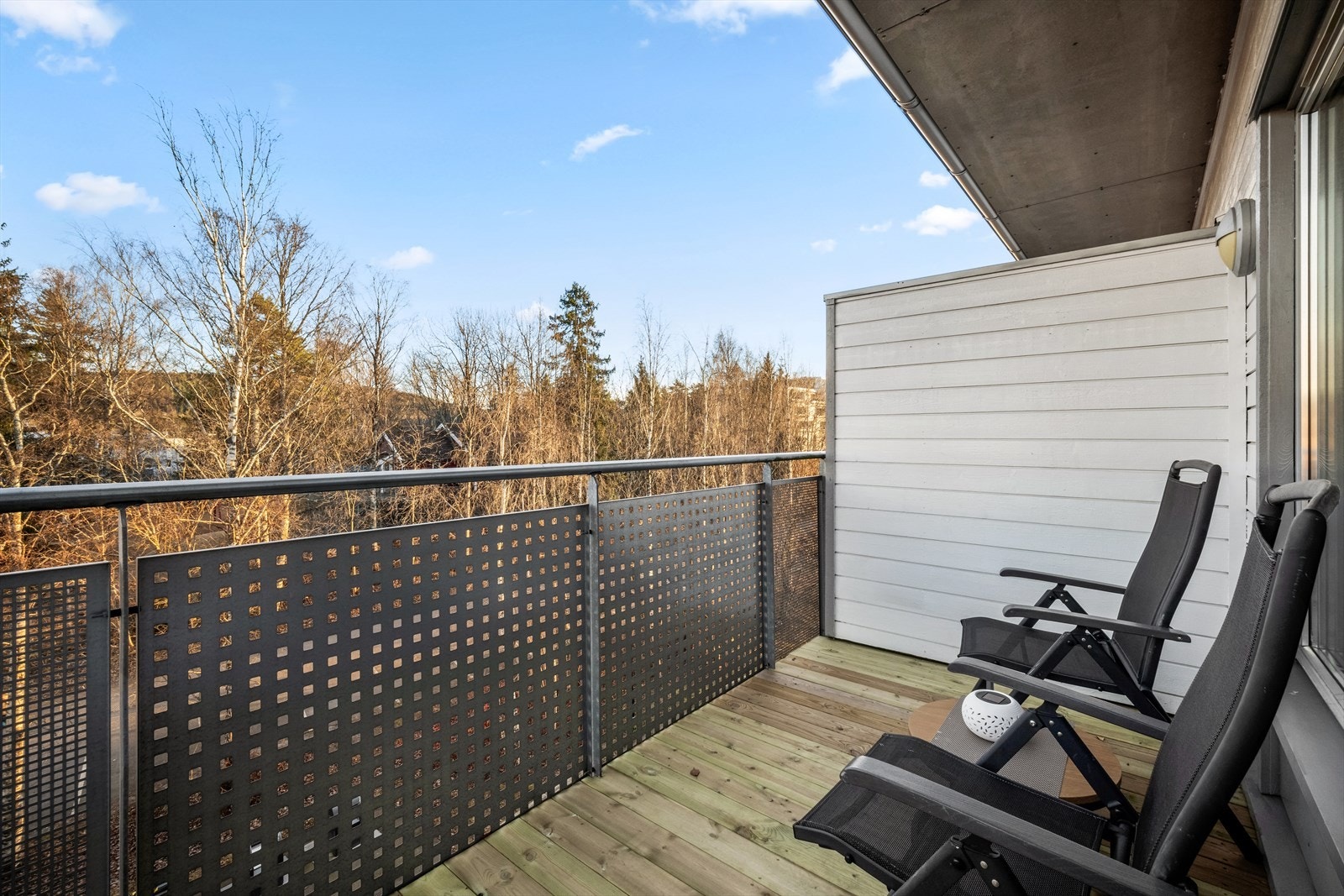 Videre fra stuen er det direkte adkomst til en østvendt balkong. Galleribilde