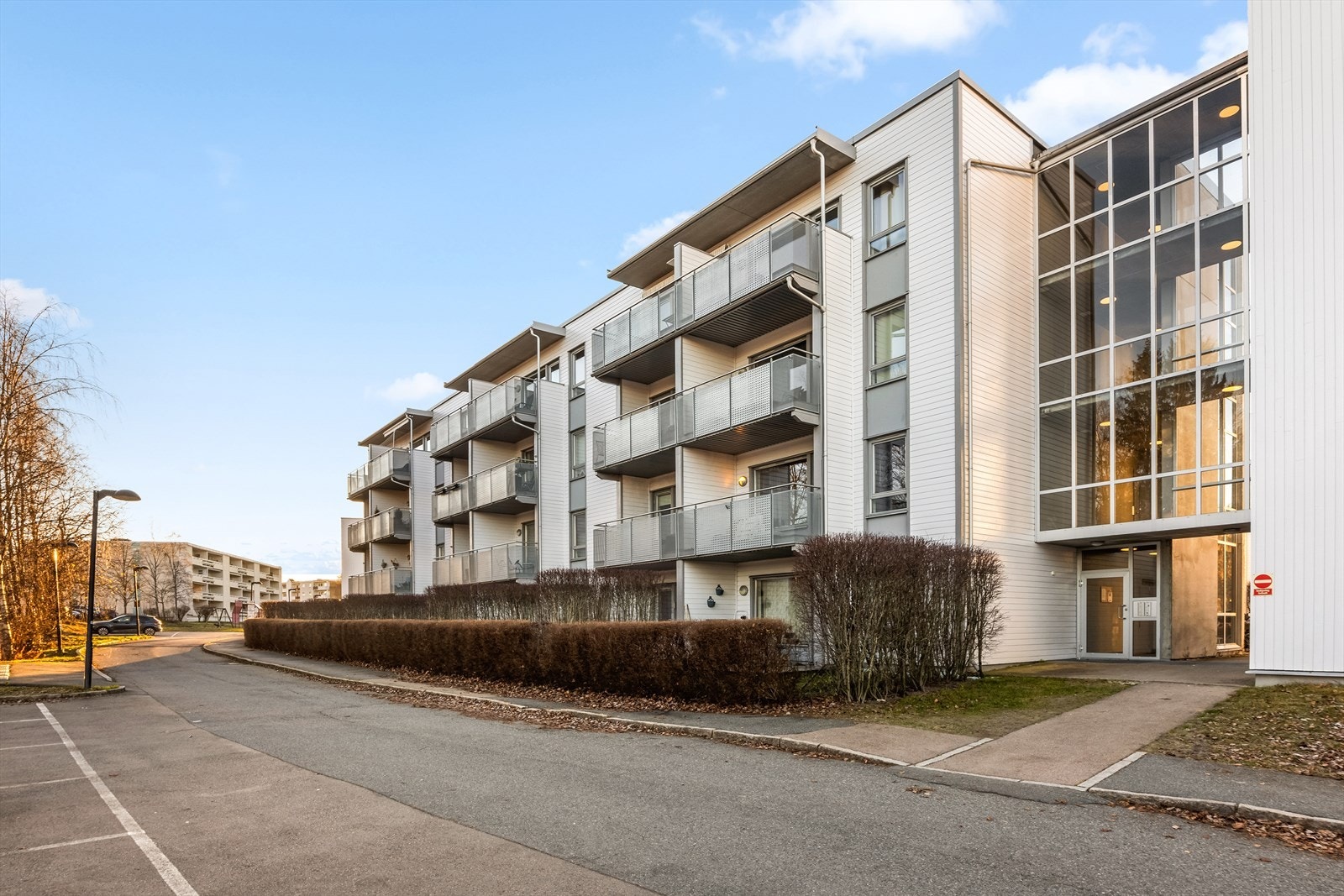 Leiligheten ligger fint til i byggets øverste etasje. Utenfor finner man borettslagets gjesteparkering. Galleribilde