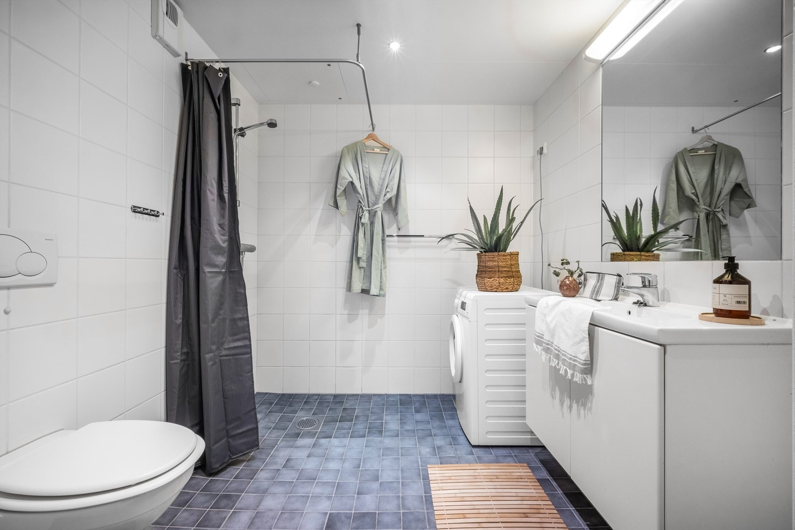 Lyst, flislagt baderom med varme i gulv fra byggeår (2006). Galleribilde