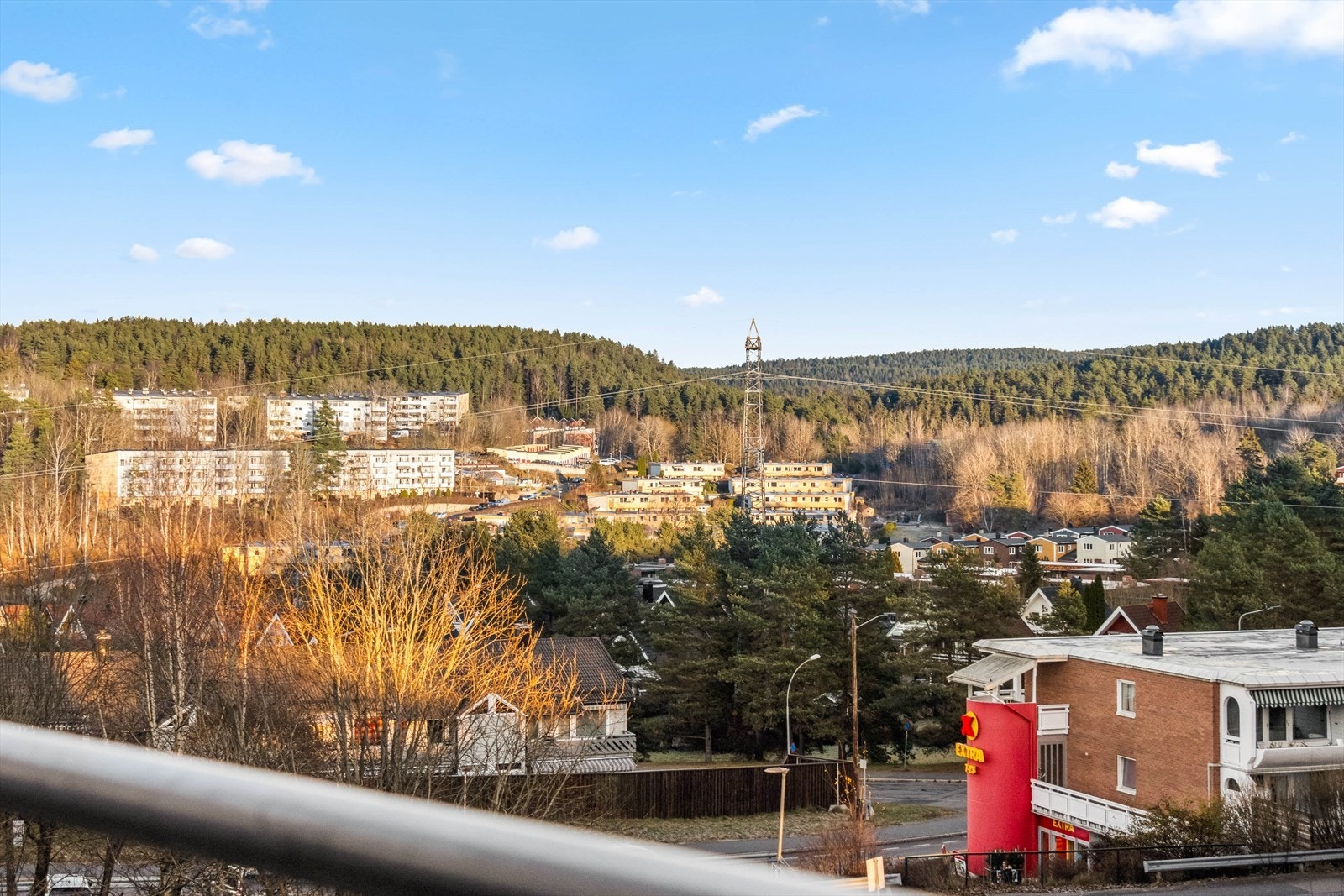 Fra leiligheten har man pent utsyn over grønne og rolige omgivelser. Galleribilde