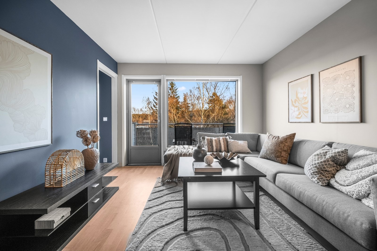 Stuen består av store vindusflater som gir leiligheten en lys og behagelig romfølelse. Galleribilde