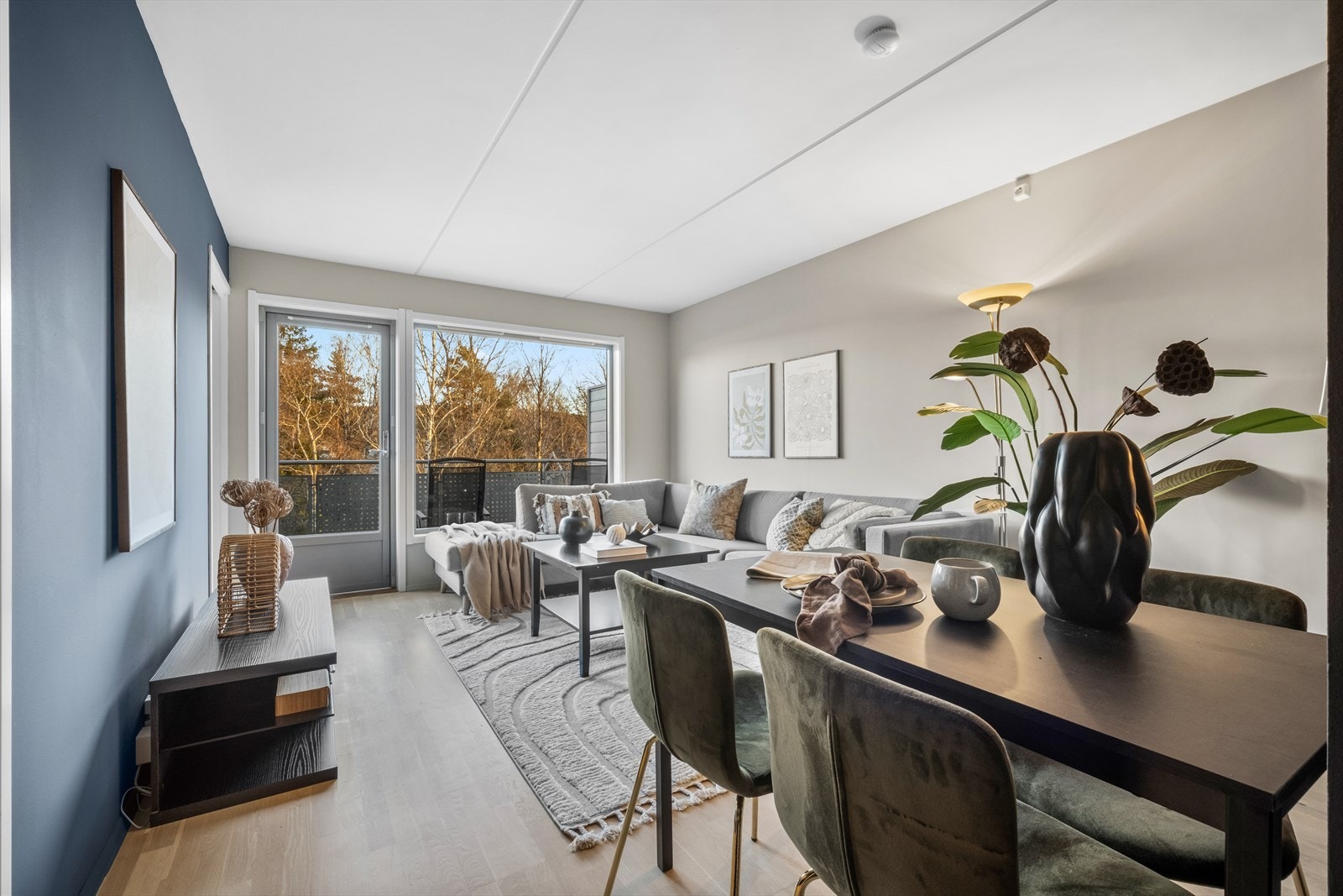 Spisestue i åpen løsning med stuen for sosiale sammenkomster. Galleribilde