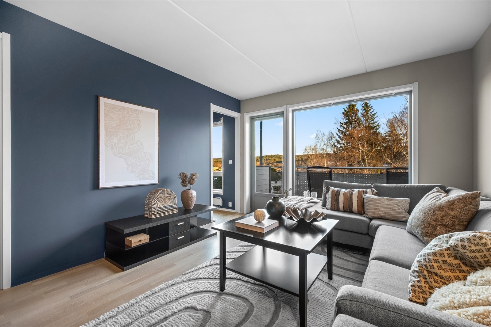 Stuen har flere gode innredningsmuligheter med god plass til hjørnesofa, tv-møblement og annet ønskelig interiør. Galleribilde