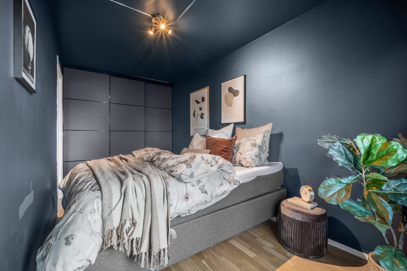 Soverom med innebygde garderobeskap for optimal lagring. Galleribilde