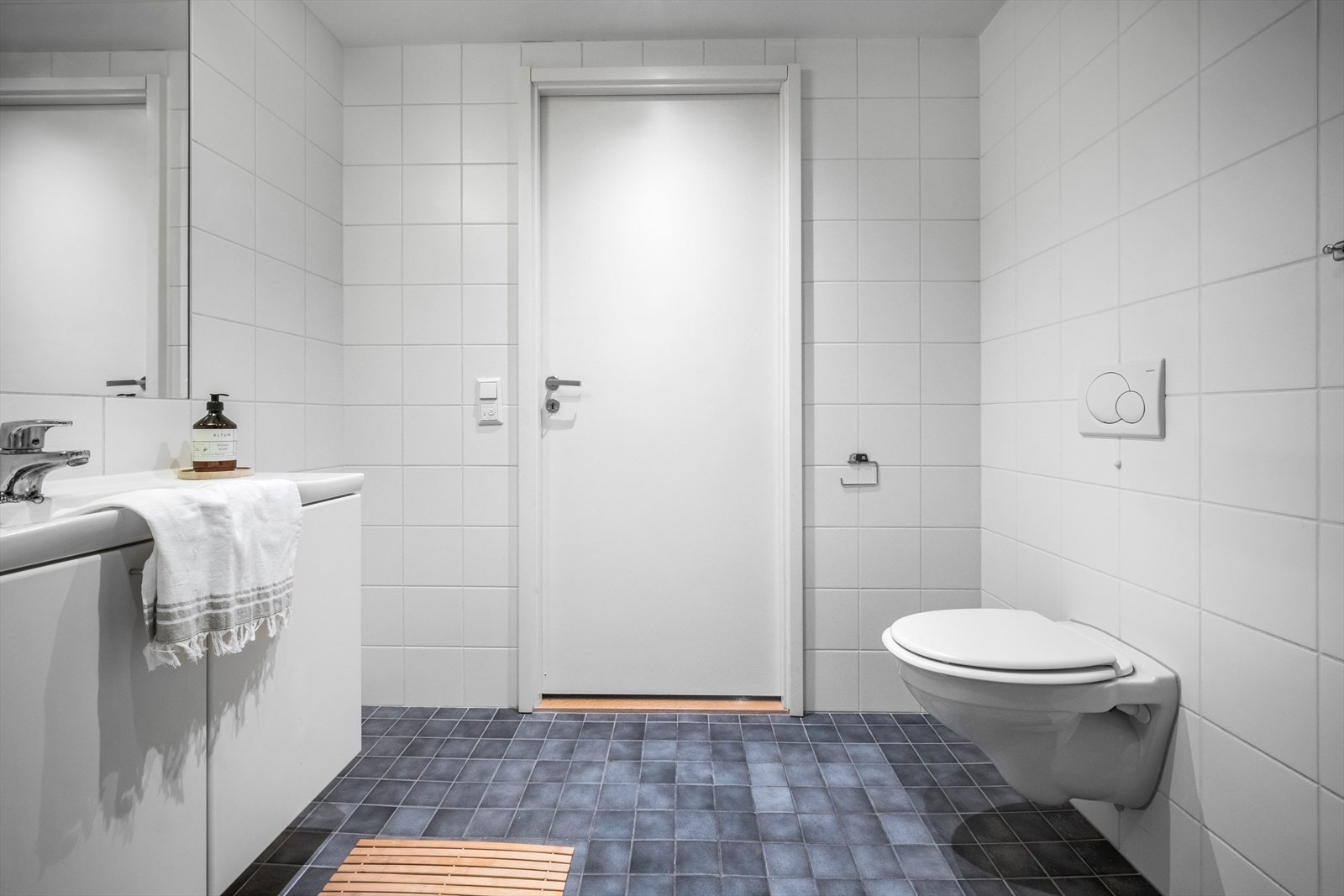 Baderomsinnredningen er bestående av vegghengt klosett, servantinnredning, servant med ettgreps blandebatteri, dusjdører, dusjarmatur, opplegg og plass til vaskemaskin. Galleribilde