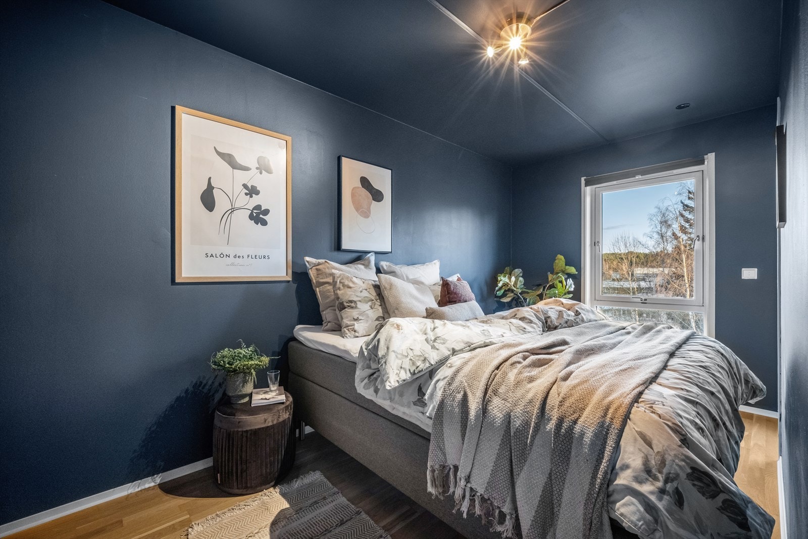 Soverommet har godt med gulvareal og byr på god plass til dobbeltseng, nattbord og kommode. Galleribilde