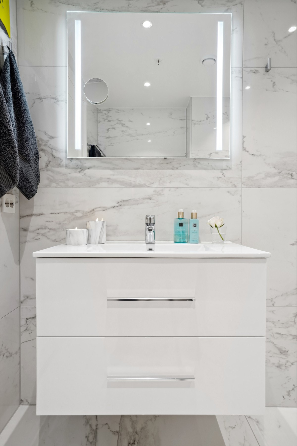 Doble håndkleholdere, knagger, toalettrullholdere og dobørsteholdere på badene. Galleribilde