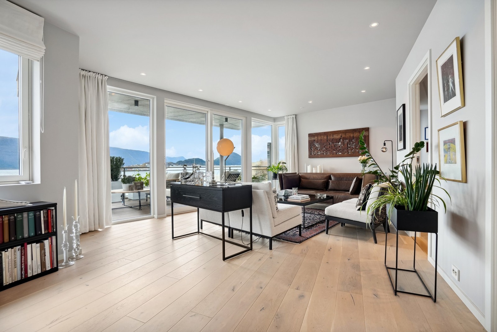 Salong mot sydvest er en av stuens mange soner - her med storslått utsikt mot fjord og fjell. Galleribilde