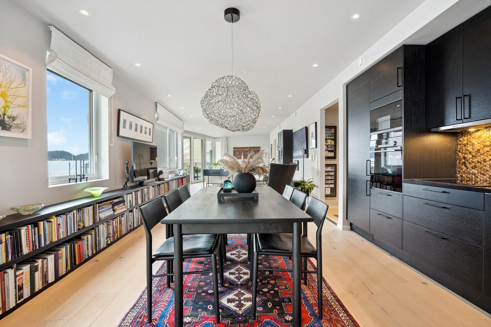 Helsparklede tak og vegger i stue kjøkken. Sparklet, pusset og malt listverk. Listefritt tak og vinduer, samt i åpning mellom entré og stue kjøkken. Galleribilde