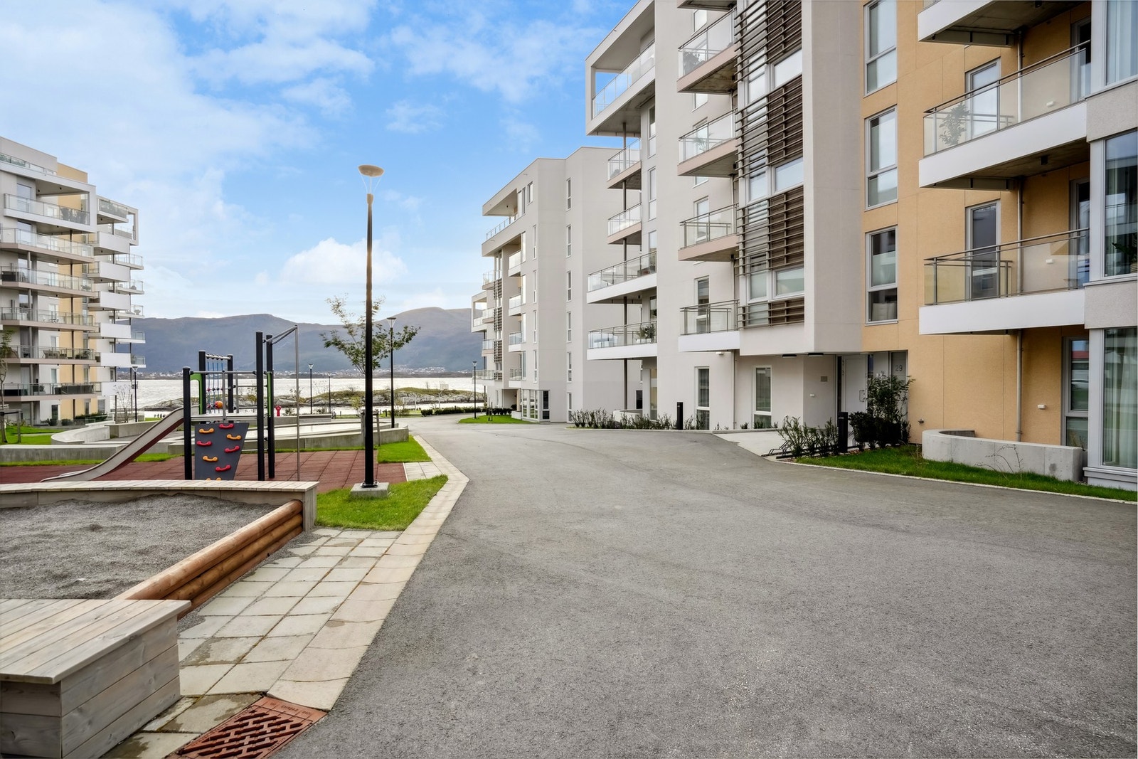 Fri Sikt Volsdalsberga er organisert rundt en plass med gangveier, plener og lekeplasser, samt i umiddelbar nærhet til kyststi og badebrygge. Galleribilde