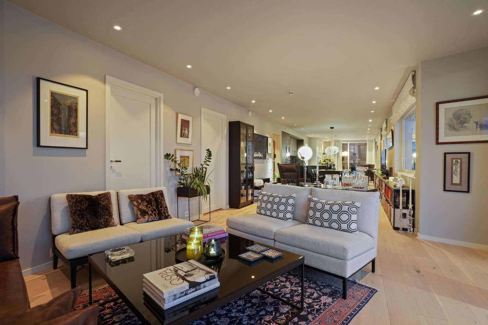 Ekstra downlights i stue og kjøkken, USB-kontakter på soverommene, samt oppgradert videosvarapparat. Galleribilde