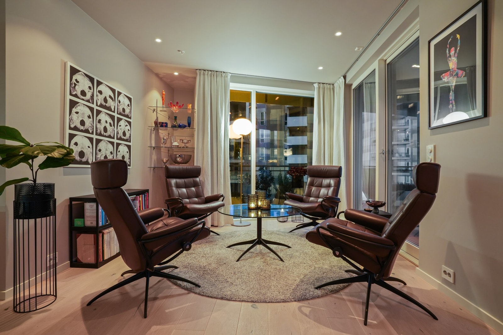 I stuens østre avdeling er det lagt til rette for den gode samtalen. Alternativt kan arealet deles av til soverom 3. Galleribilde