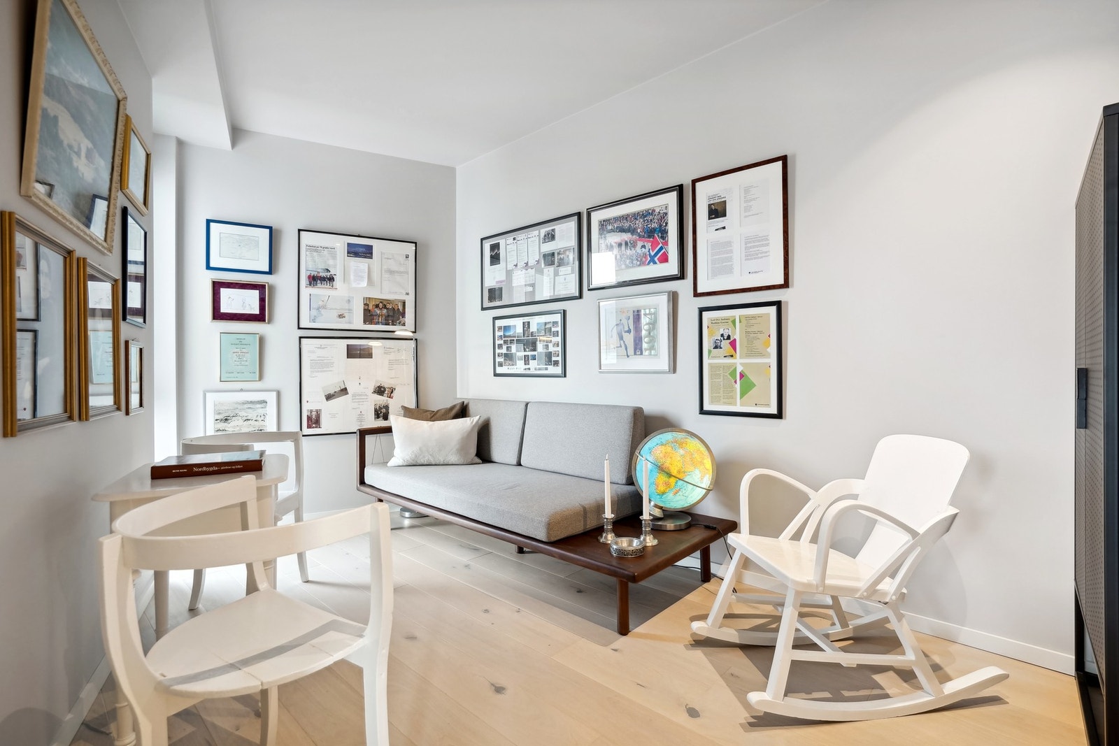 Soverom 2: Egner seg godt som barnerom, gjesterom eller kontor, og har fin utsikt mot syd. Soverommet er utstyrt med garderobeskap og dimbare downlights. Galleribilde