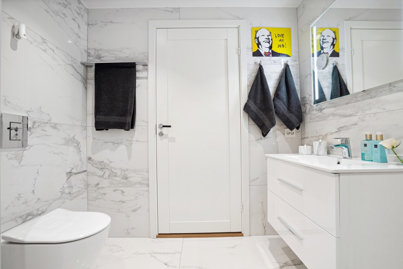 Bad 2: Baderomsinnredningen inkluderer veggmonterte toalett med softclose fra Villeroy Boch, samt høyglans høyskap, speilskap og underskap. Galleribilde