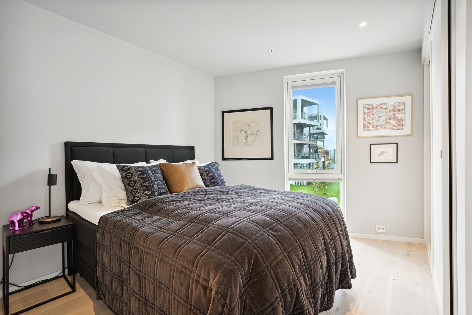 Vindu mot plener, vannspeil og gangveier i øst. Det er god plass til en stor dobbeltseng med tilhørende nattbord. Skyvedørsgarderobe fra gulv til tak. Galleribilde