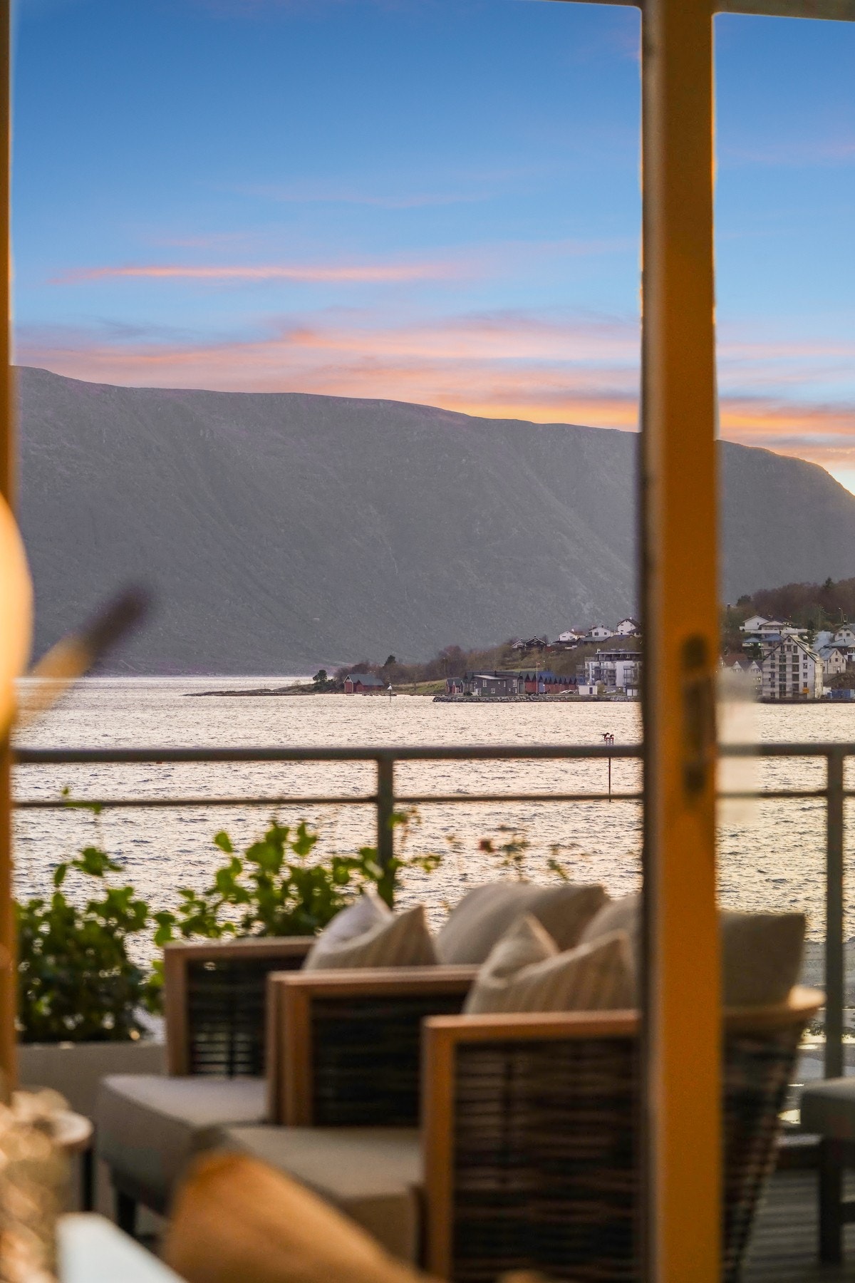 Fra veranda vest kan man følge Borgundfjordfisket og Slinningsbålet. Galleribilde