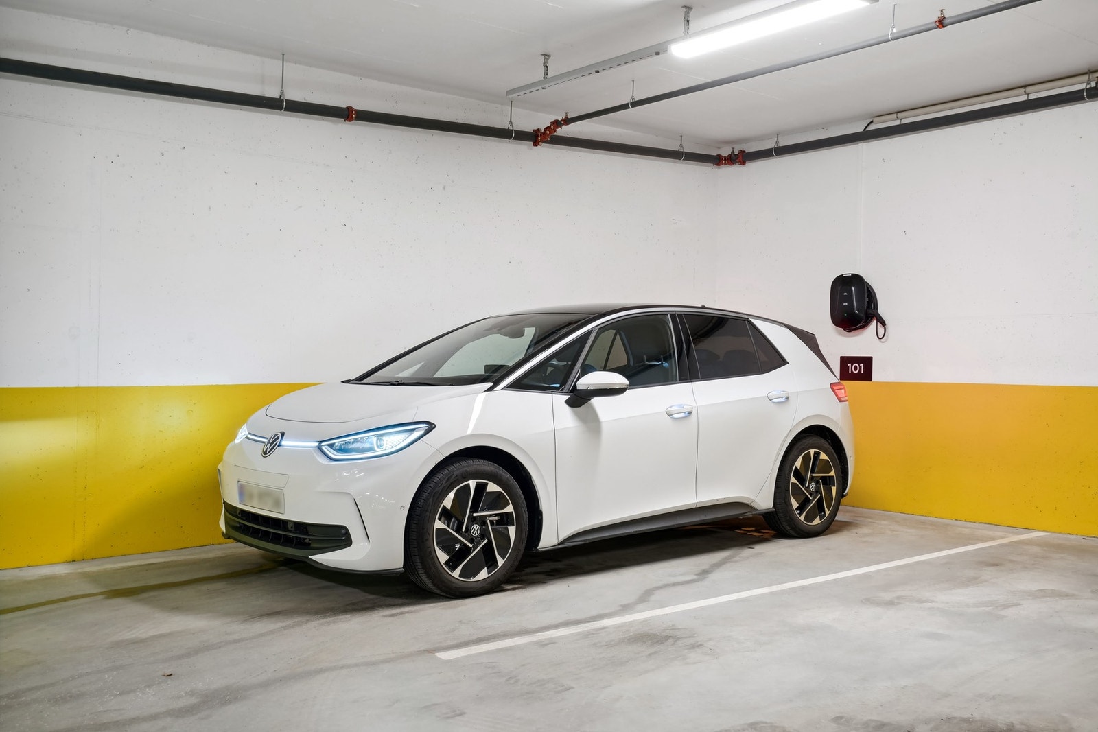 Parkeringsplass i garasjeanlegget, inkludert elbillader. Galleribilde