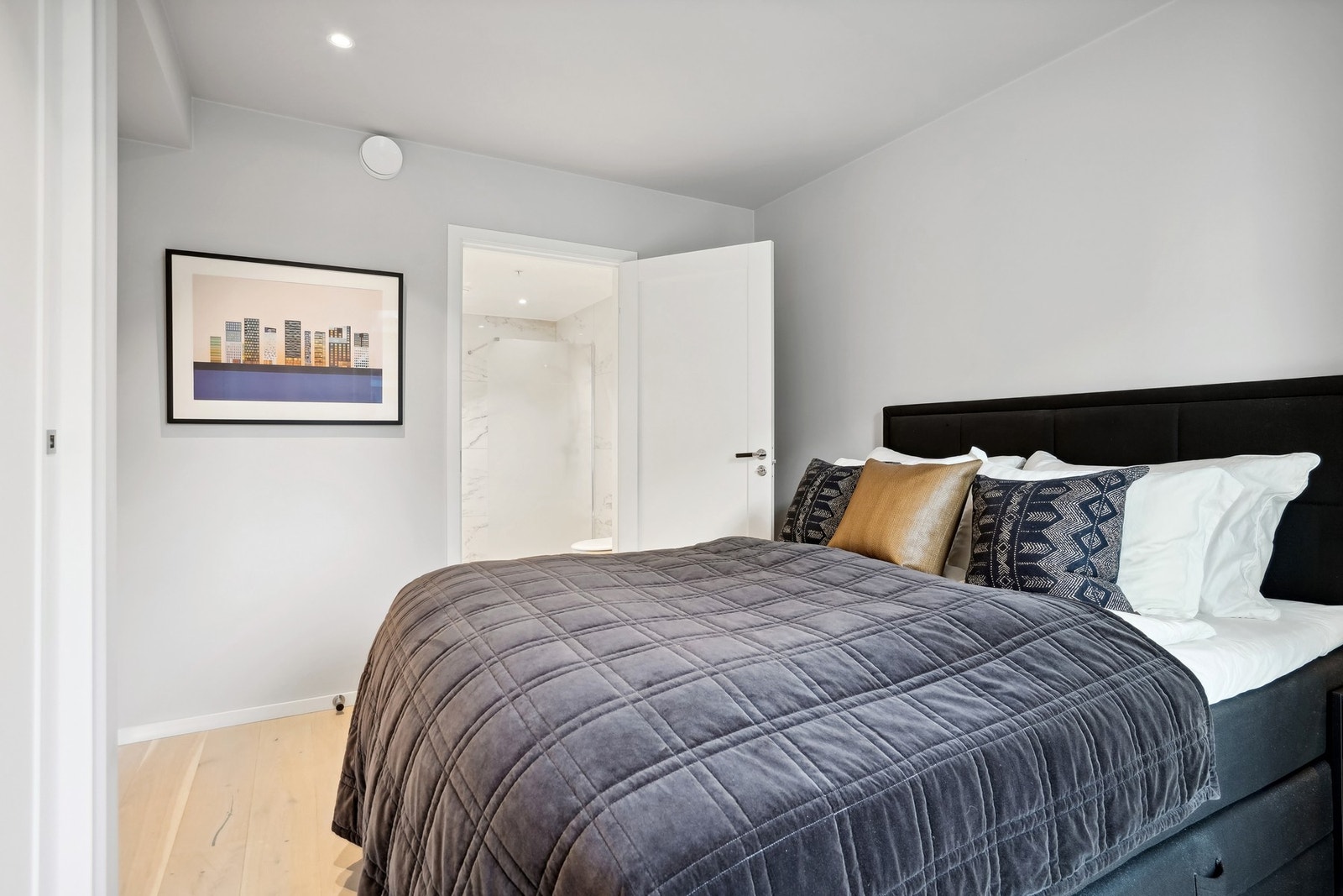 Romslig soverom med eget baderom. Galleribilde