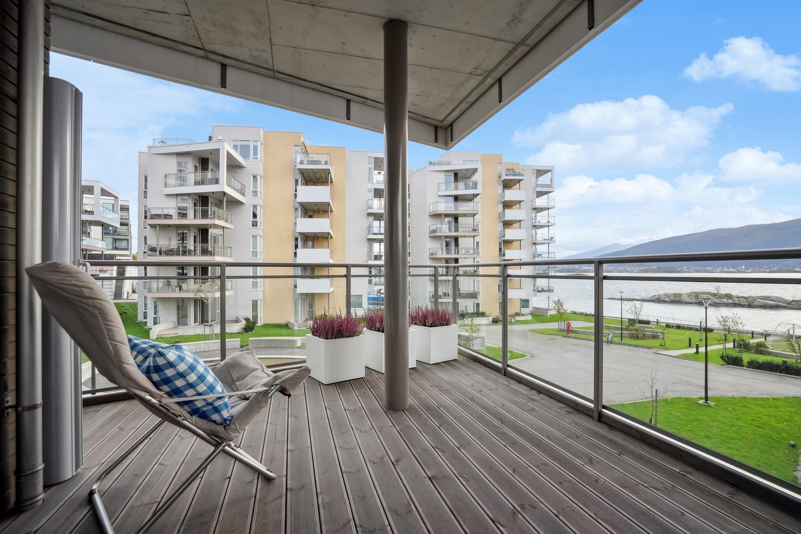 Med to verandaer har man midtsommers sol fra soloppgang til ca. kl. 21.30. Galleribilde