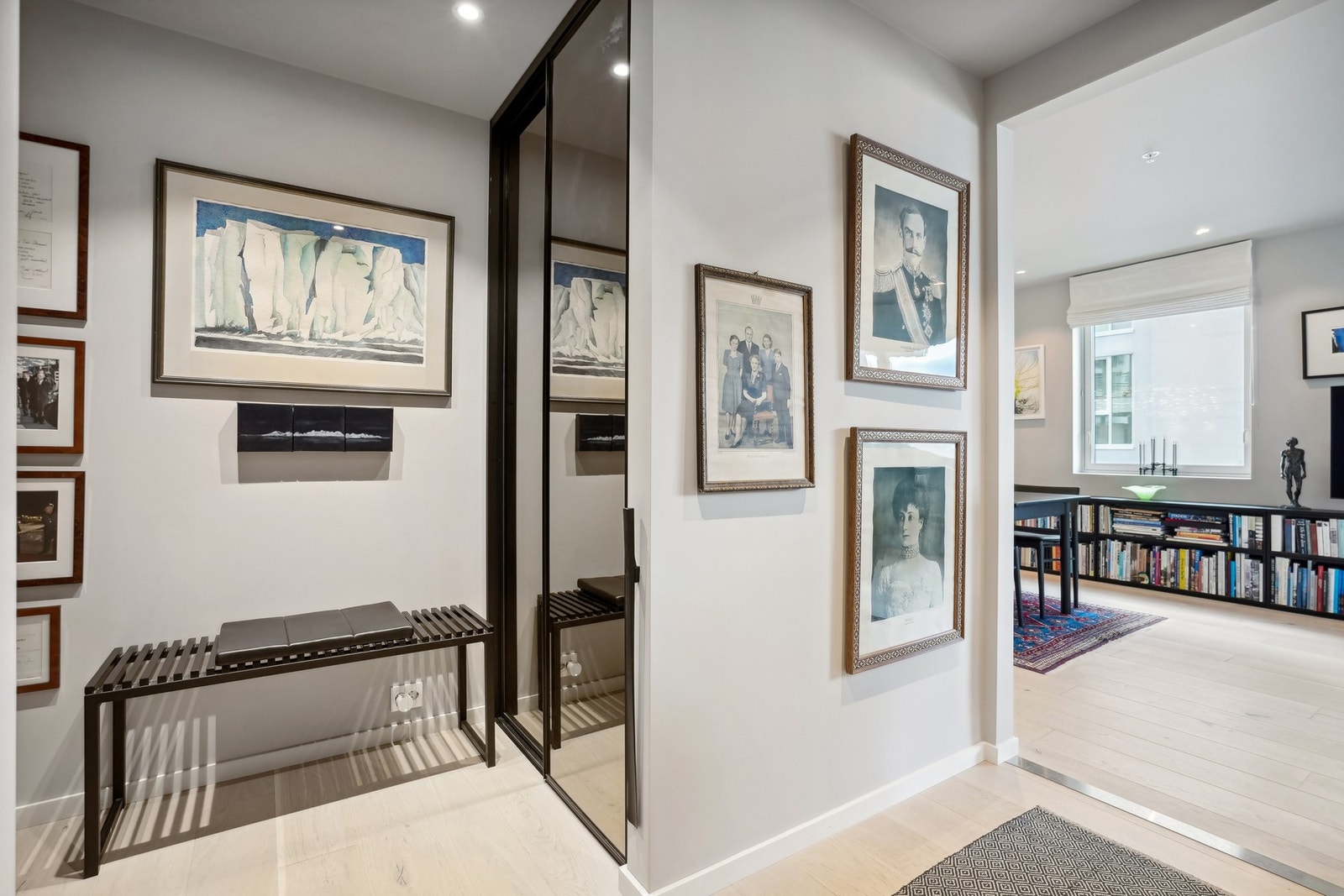 Romslig entré med dimbare downlights og skyvedørsgarderobe med bronsefargede speildører fra gulv til tak. Fra entréen er det adkomst til leilighetens øvrige rom. Galleribilde