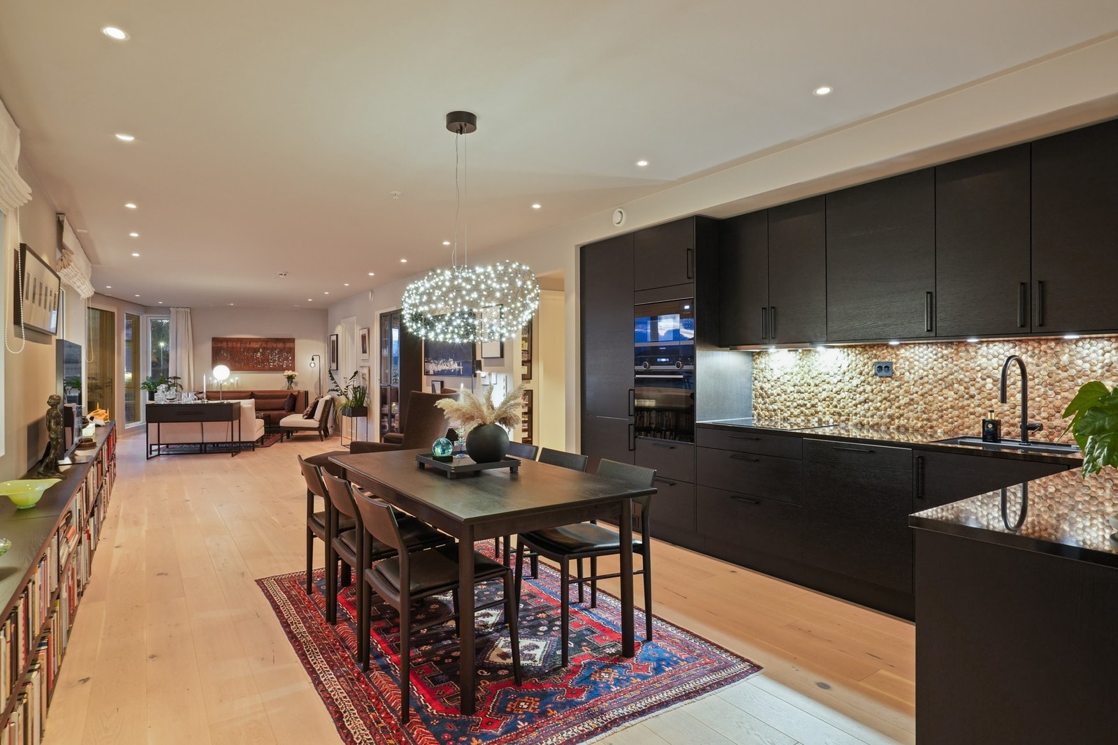 Stue og kjøkken: 69 kvm stue og kjøkken i åpen løsning, med store vinduer, skyvedørsvinduer og glassdør som vender mot sør og vest. Galleribilde