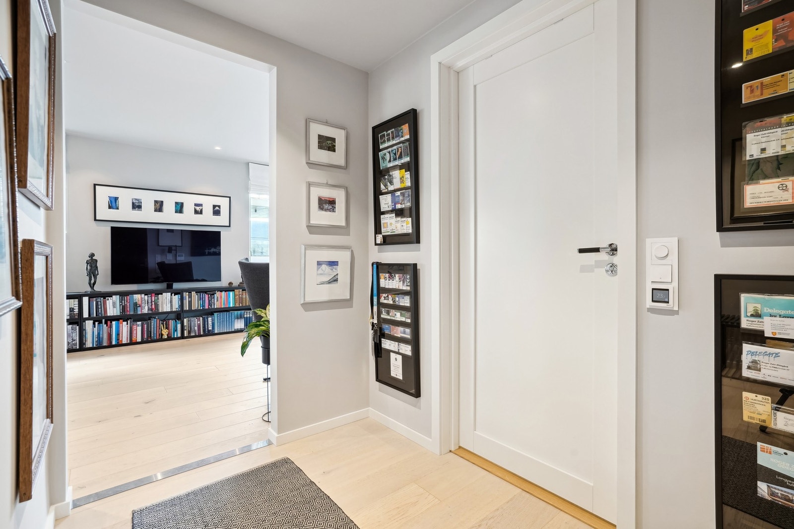 Entreen inneholder skyvedørsgarderobe og leder inn til boligens øvrige rom. Bad 2 bak døren til høyre. Galleribilde