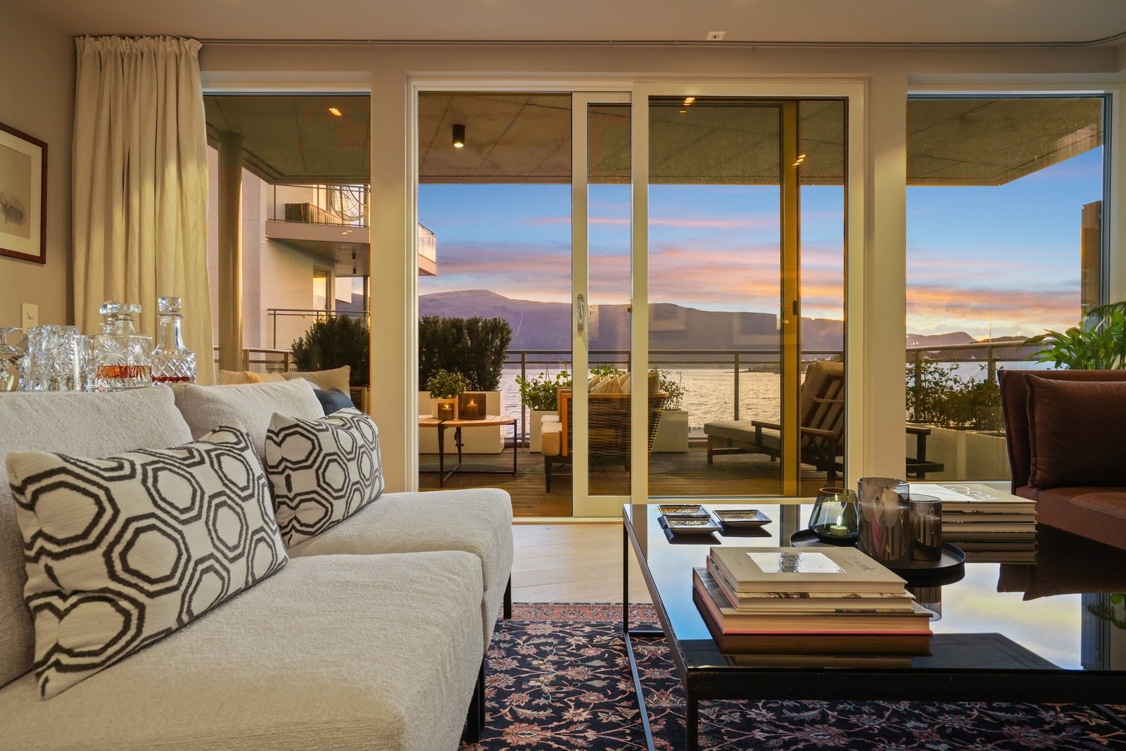 EIE eiendomsmegling presenterer Sjømannsvegen 29! Leiligheten er gjennomført oppgradert og er en moderne bolig av høy standard. Den har en flott beliggenhet på Fri Sikt i Volsdalsberga, med en imponerende utsikt som virkelig setter prikken over i-en. Galleribilde