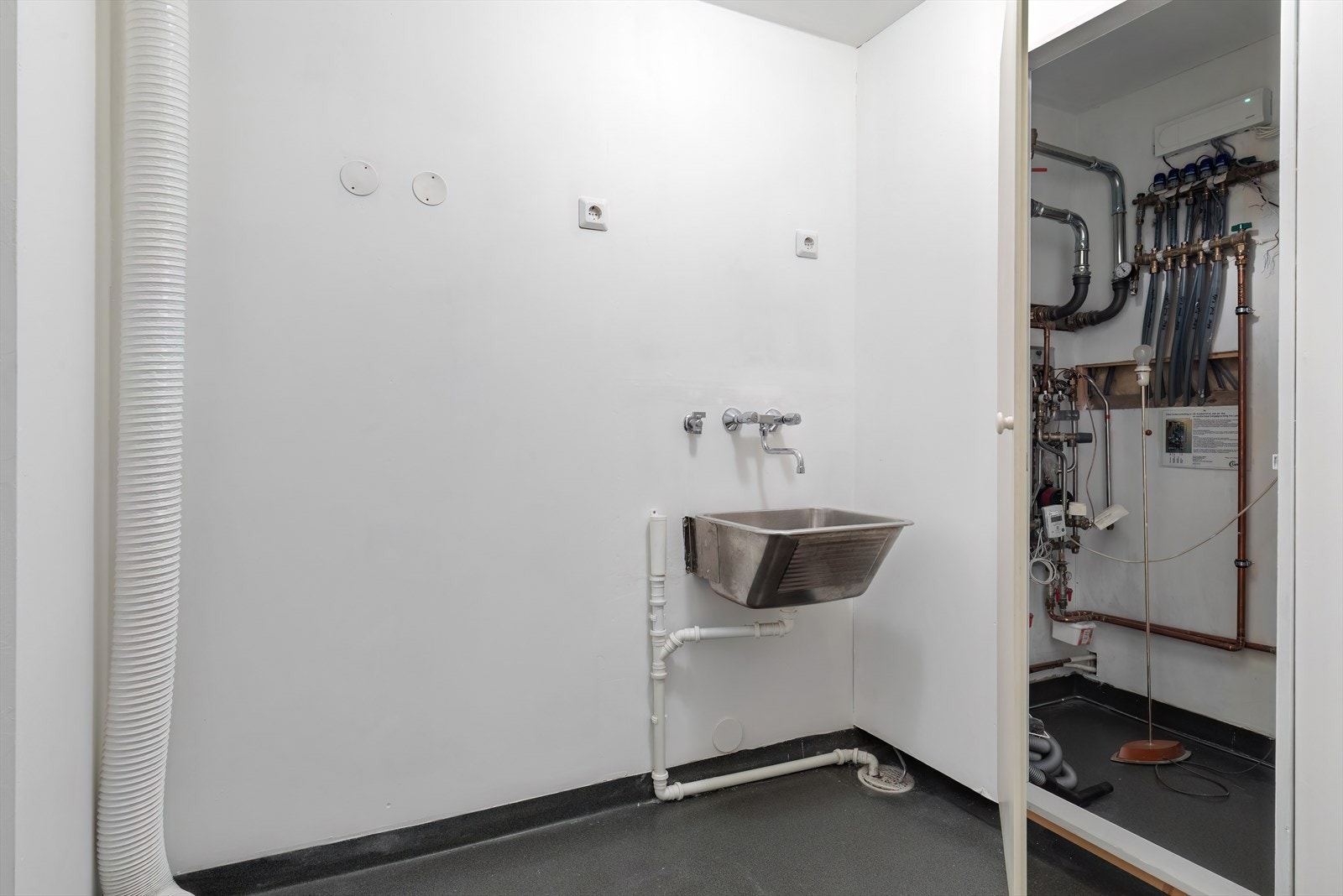 Vaskerom Galleribilde