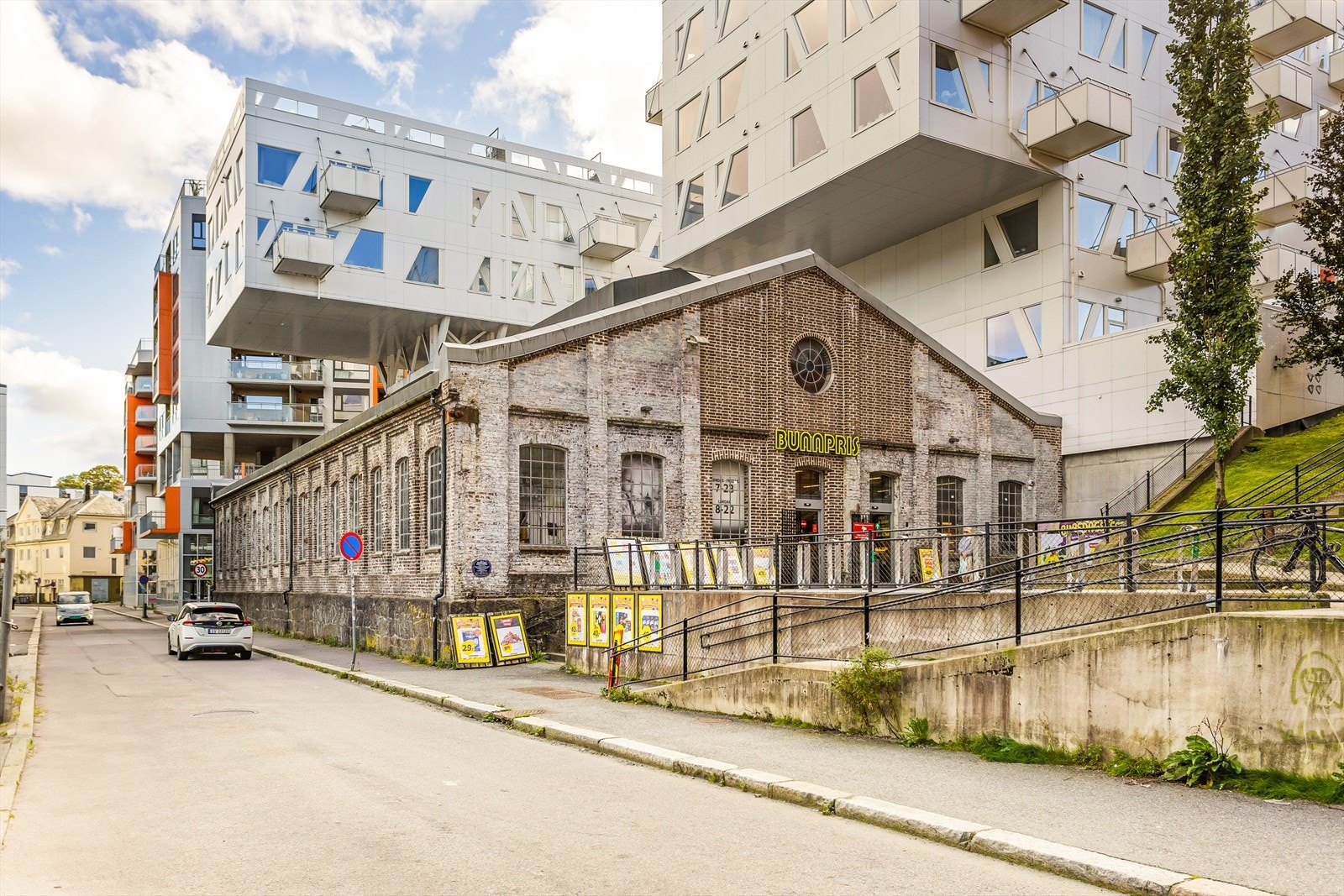 Nærmeste dagligvarebutikk, Bunnpris Damsgård, er en gangavstand på under 5 minutter unna Galleribilde