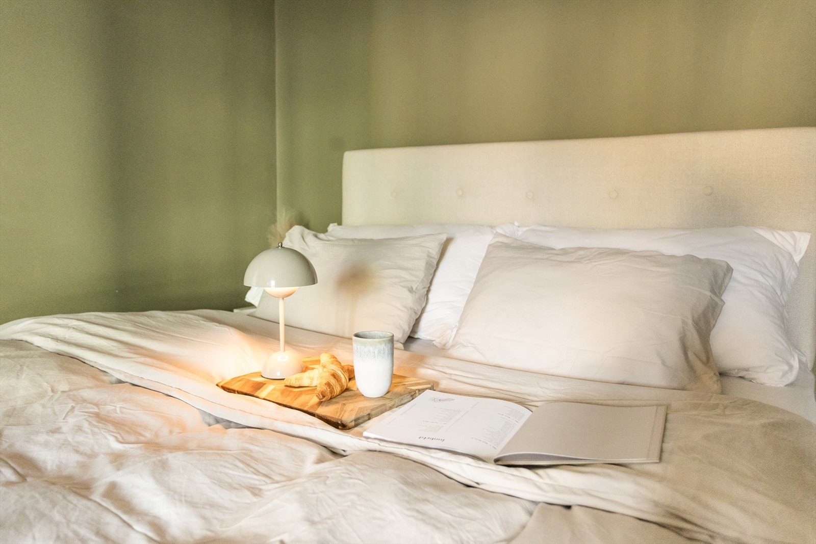 Her er det plass til stor seng og ønsket møblering Galleribilde