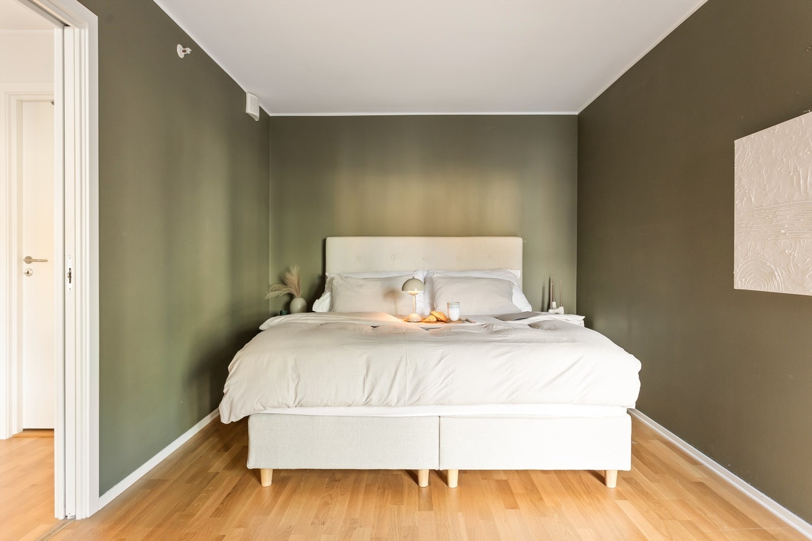 Hovedsoverommet er malt i behagelige farger Galleribilde