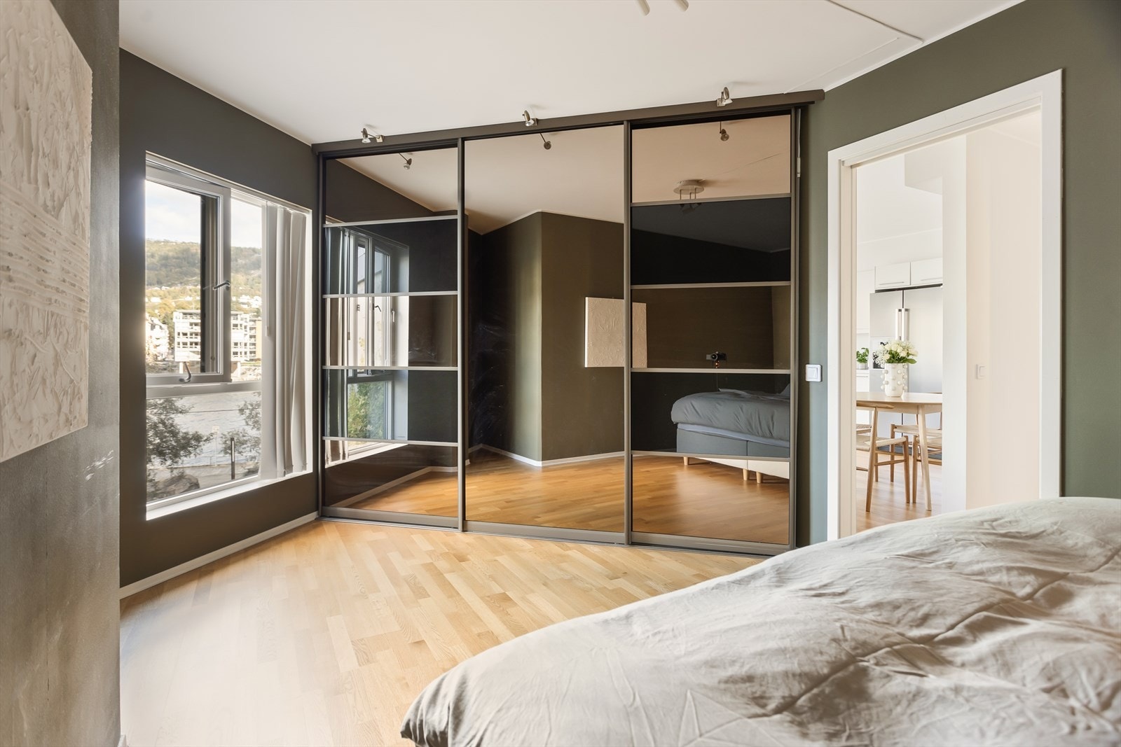 I hovedsoverommet følger det med et stort innebygd garderobeskap med skyvedører og speil overflater Galleribilde