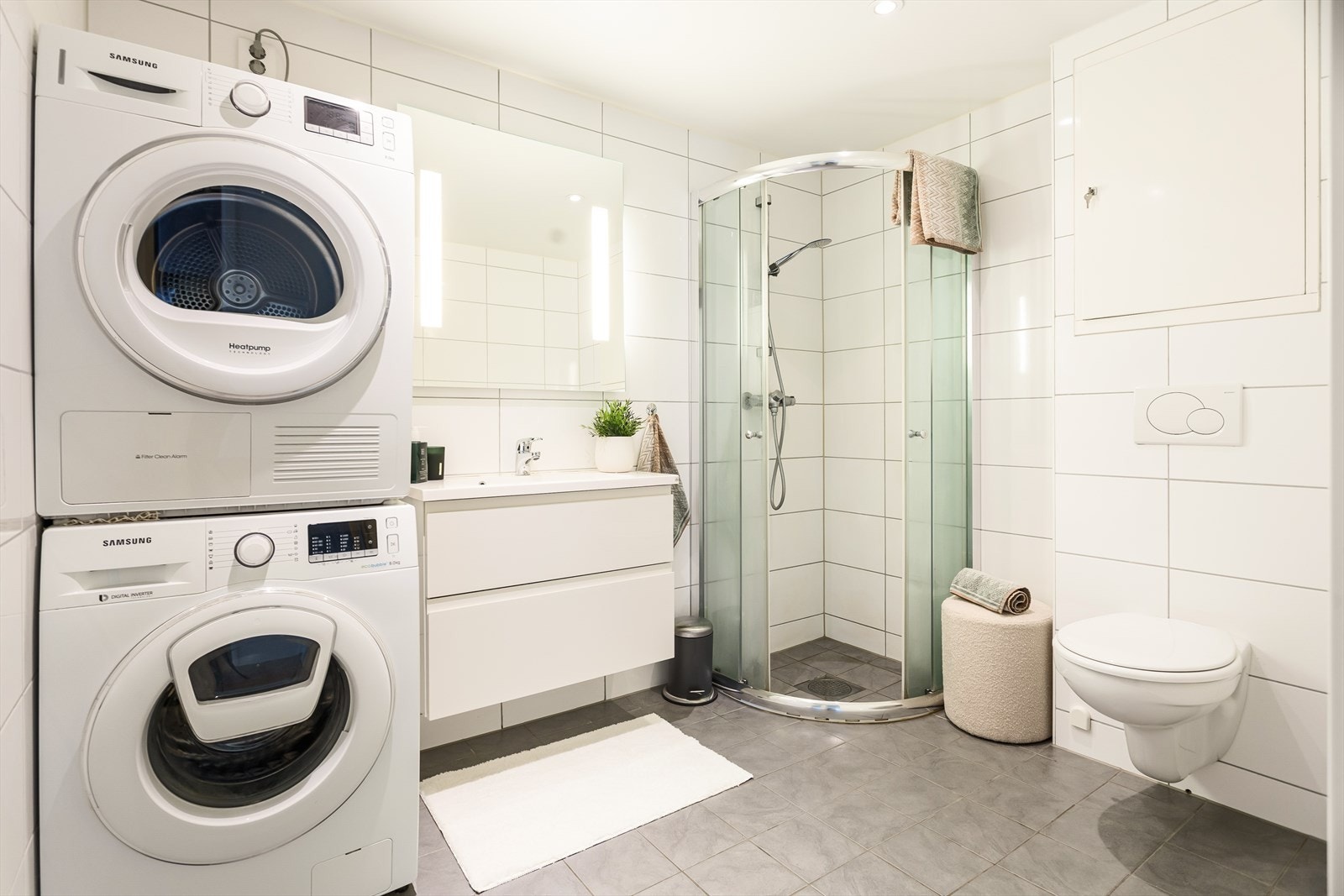 Badet er stort og romslig med plass til både vaskemaskin og tørketrommel Galleribilde