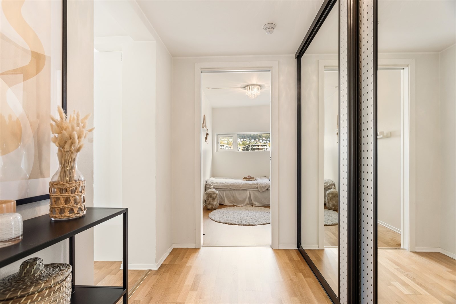 I gangen er det god plass til å henge av seg yttertøy og sette fra seg sko Galleribilde