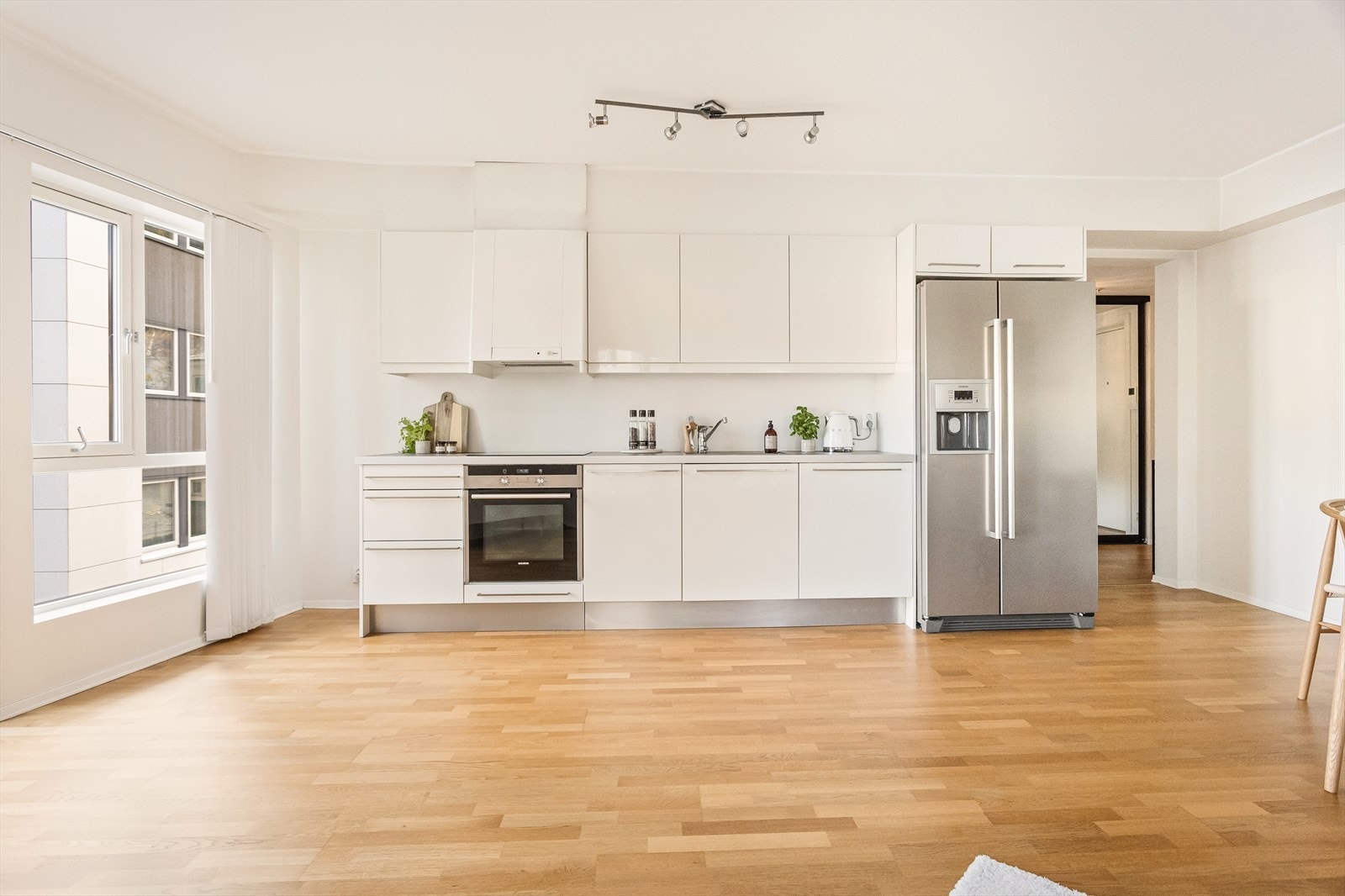 Kjøkkenet er vell gjennomført og er innredet med slette fronter, laminat benkeplate, over benkeplaten er det benyttet malte flater, stål oppvaskkum og ventilator Galleribilde