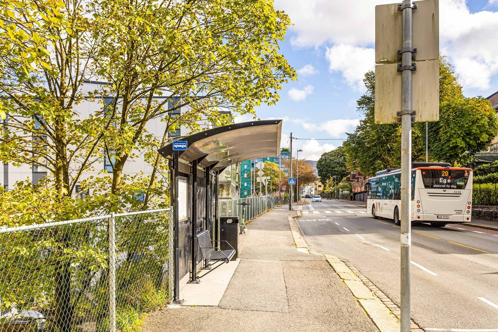 Busstoppet Lotheveien like utenfor døren, her er det hyppige avganger som kan ta deg dit du skulle ønske Galleribilde