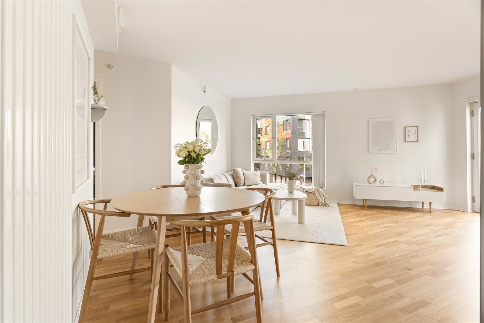 Her er det store vindusoverflater som gir godt med naturlig lysinnslipp inn i leiligheten Galleribilde