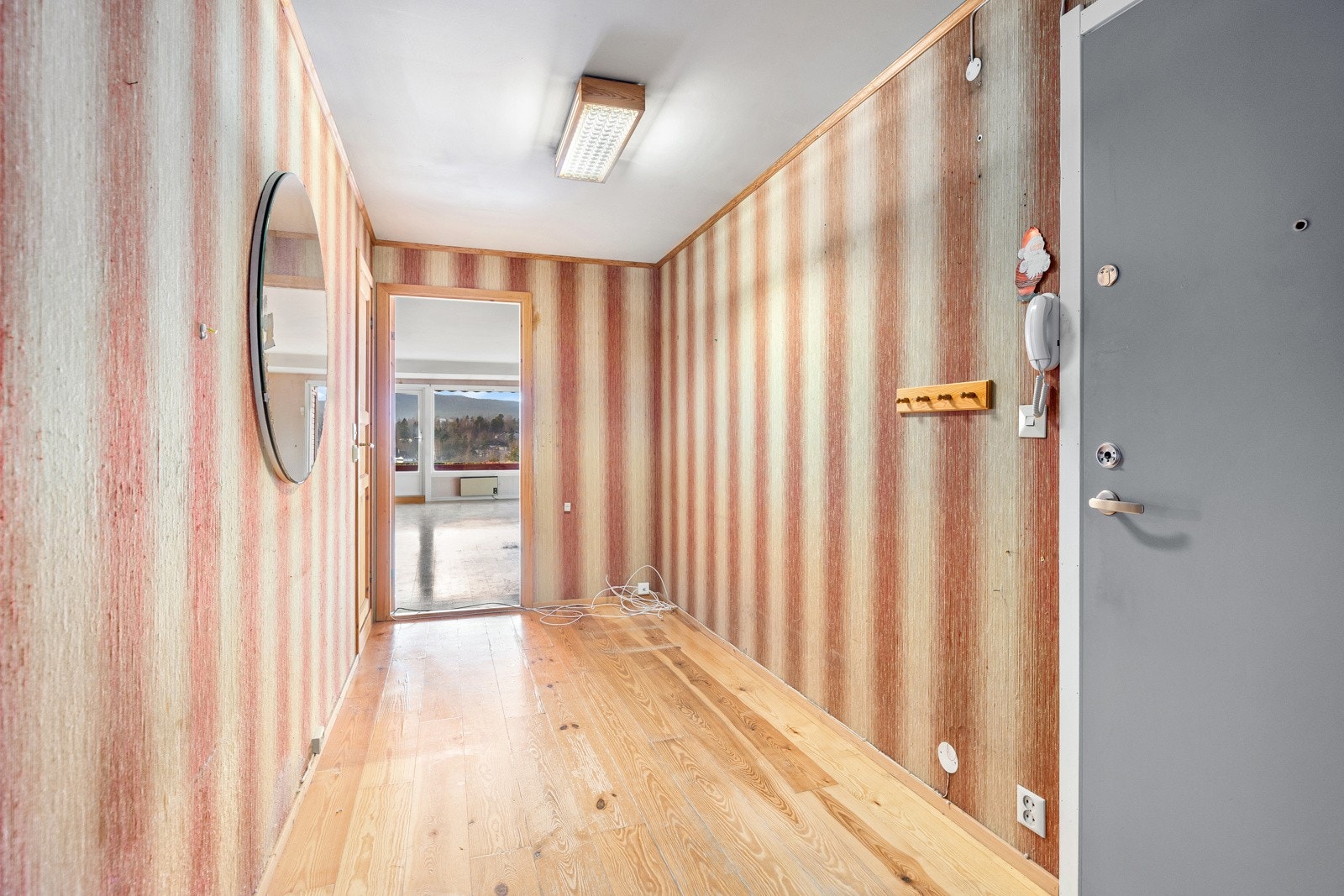 Det er trappefri adkomst til leiligheten. Når du kommer inn i leiligheten blir du møtt av en romslig entré på ca. 8 m². Galleribilde