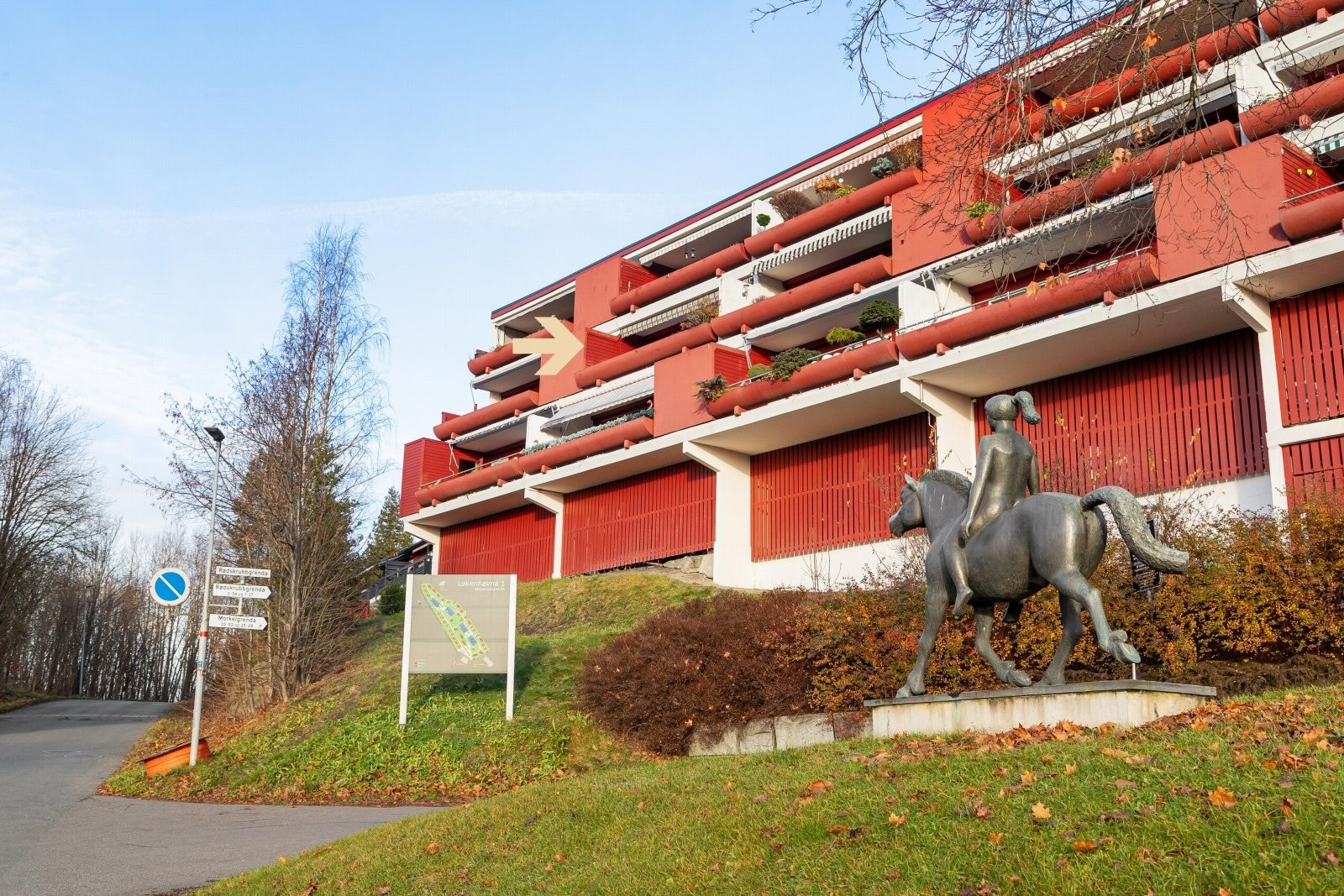 Leiligheten har en trappefri adkomst i den østlige delen av boligen, men ligger i høyden mot vest. Galleribilde