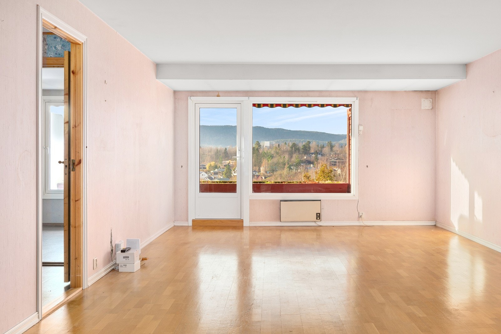 Dette er en sjelden anledning med et stort potensiale. Planløsningen og utforming legger et perfekt grunnlag for videre utvikling og er perfekt for den som ønsker en "easy living". Galleribilde