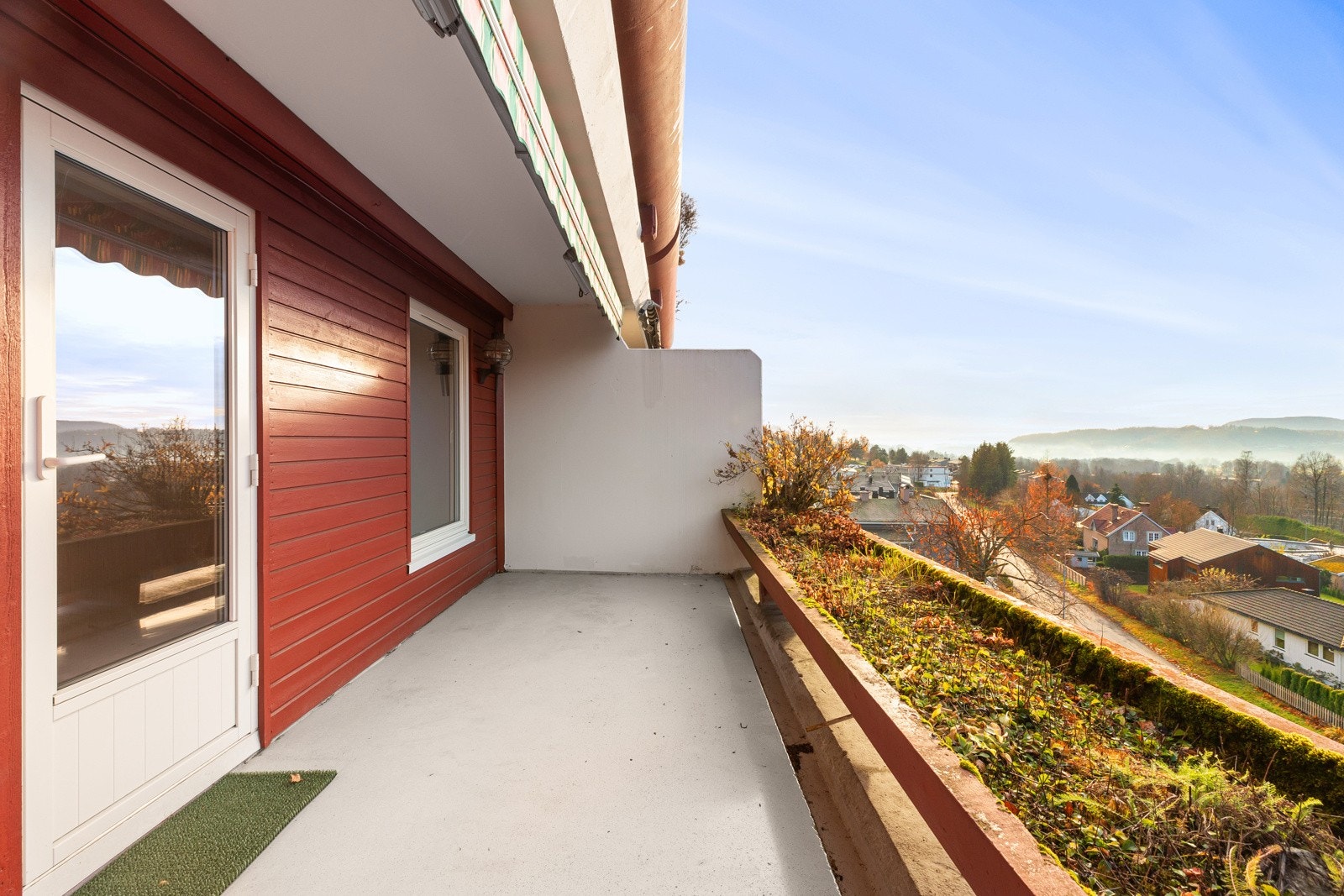 Stor terrasse på ca. 12 m². Det er en bod på ca. 2 m² her. Galleribilde