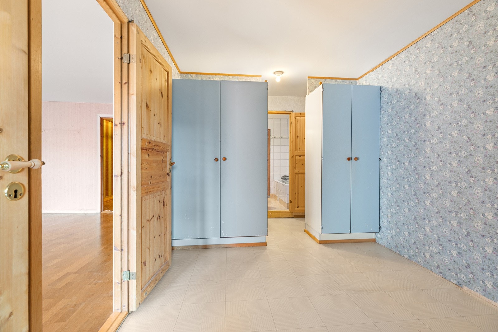 Fra hovedsoverommet er det tilgang til et omkledningsrom på ca. 12 m². Galleribilde
